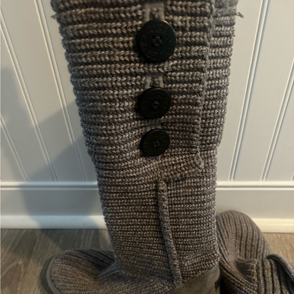 Women’s grey sweater uggs. Used but in good condition! - Picture 3 of 5